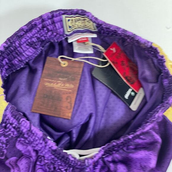 Los Angeles Lakers Mitchell & Ness Year of the Dragon Swingman Shorts - Picture 6 of 6